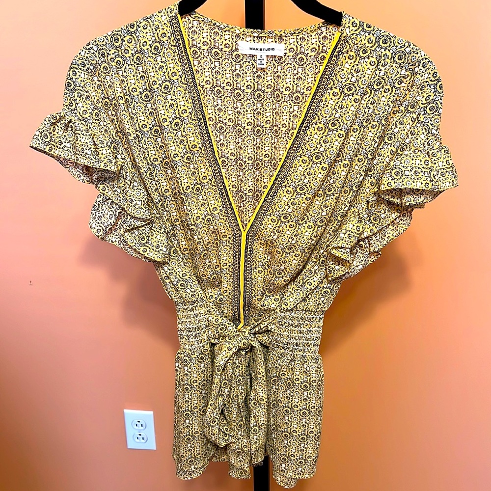 Max Studio flirty floral blouse with elastic waist and tie size small